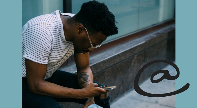 IMAGE Young man with SmartPhone